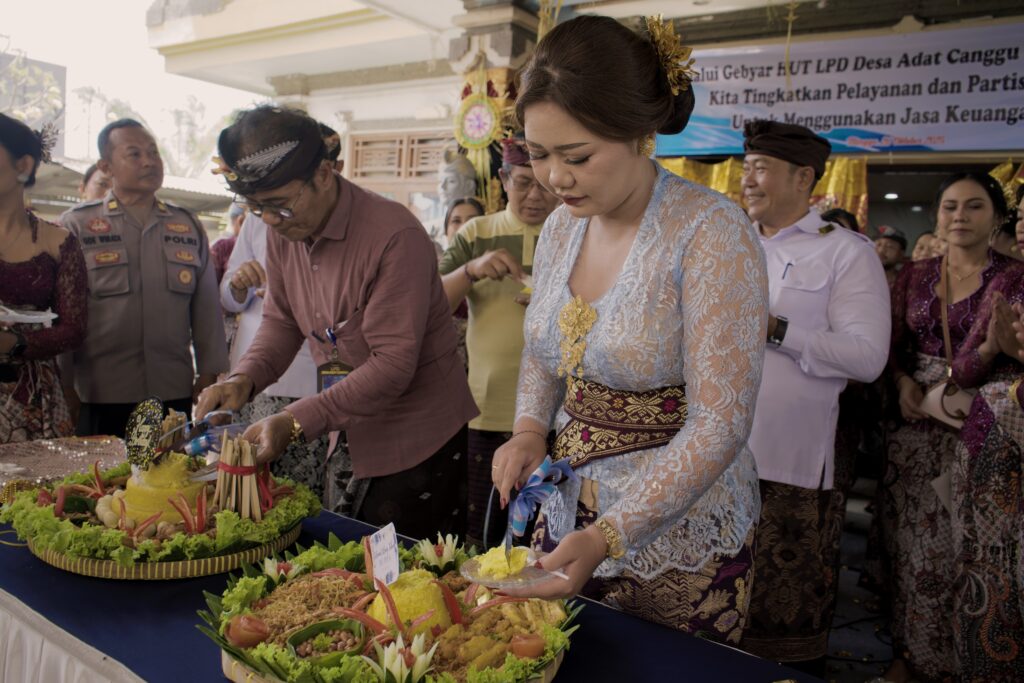pemotongan tumpeng perayaan HUT Bersama