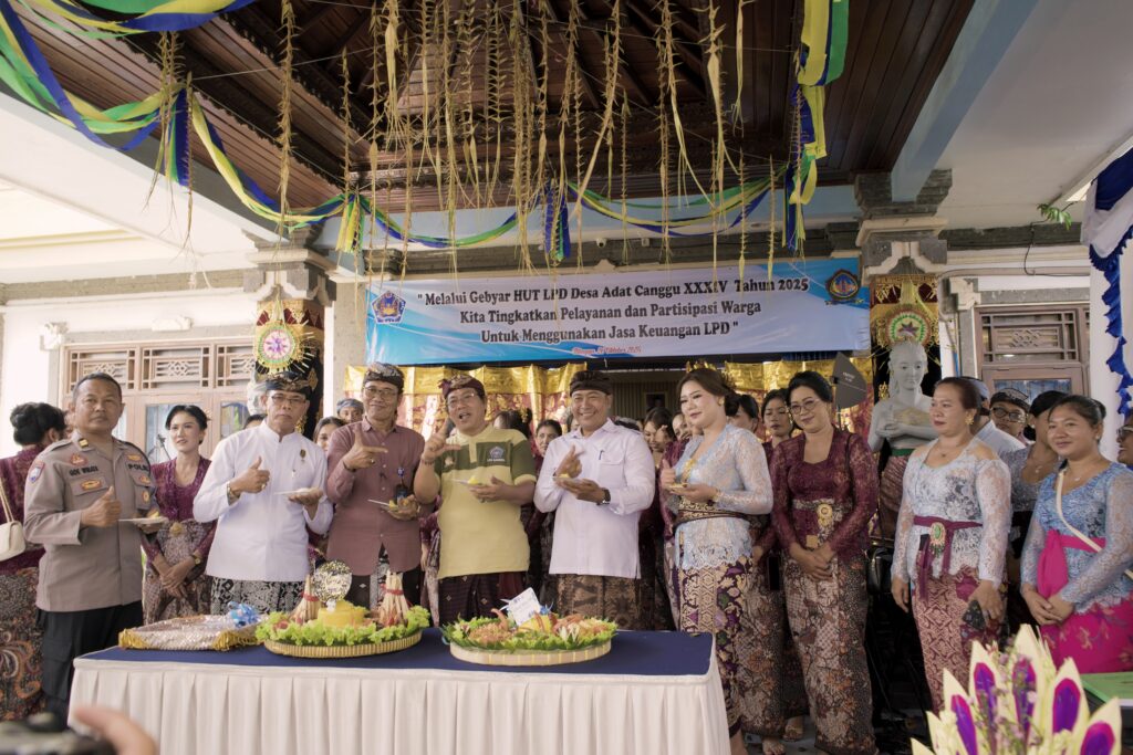 Pemotongan tumpeng bersama dalam rangka HUT Bupda dan LPD Canggu